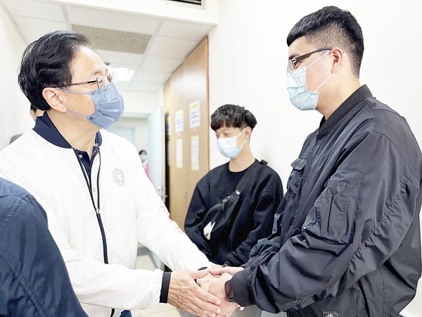 ▲桃園市長張善政今天上午探視圍捕拒捕毒蟲而負傷員警。（圖／市府新聞處提供）