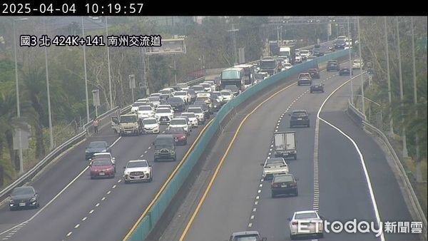 ▲▼今日10時18分國3南向423.7公里發生5小客車追撞，造成回堵約3公里。（圖／高公局提供）