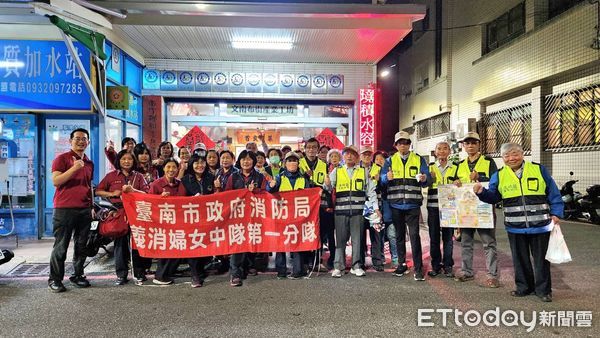 ▲為了減低掃墓不慎引起的墓區火災，南消七大德興分隊與義消防宣隊，特於清明節前夕到南區文南里辦理居家訪視宣導。（圖／記者林東良翻攝，下同）