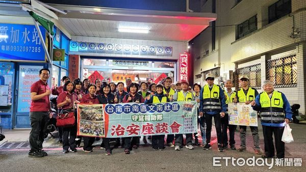 ▲為了減低掃墓不慎引起的墓區火災，南消七大德興分隊與義消防宣隊，特於清明節前夕到南區文南里辦理居家訪視宣導。（圖／記者林東良翻攝，下同）