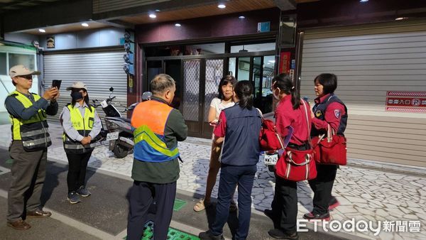 ▲為了減低掃墓不慎引起的墓區火災，南消七大德興分隊與義消防宣隊，特於清明節前夕到南區文南里辦理居家訪視宣導。（圖／記者林東良翻攝，下同）