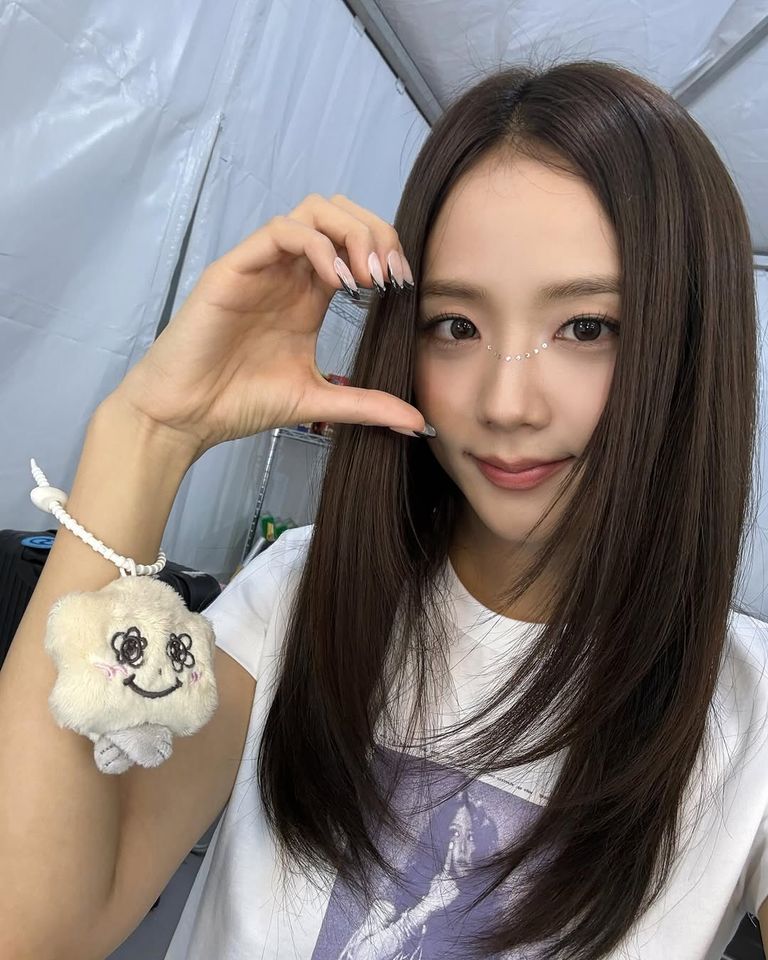 ▲Jisoo喊道：「BLINK水啦。」相當親民。（圖／翻攝自Instagram／sooyaaa__）