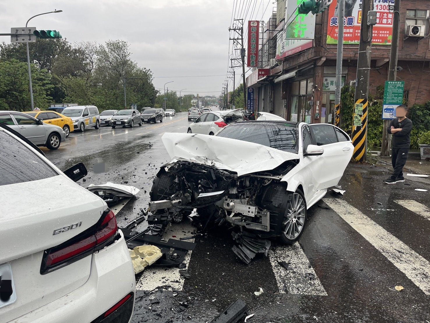 ▲▼ 桃園中壢區中正路上今（5）日上午發生一起嚴重車禍  。（圖／記者楊熾興翻攝）