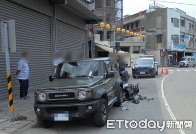 駕駛去吃麵!車慘被機車撞 上網討拍反被炎上:你違停啦