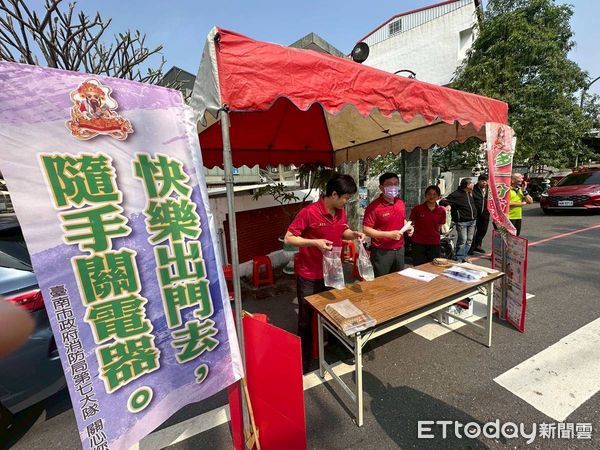 ▲台南市消防局第七大隊於4月4日、5日，分別在轄內南山公墓、喜樹公墓入口進行駐點警戒與防火宣導。（圖／記者林東良翻攝，下同）