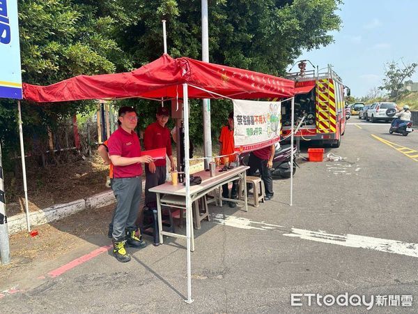 ▲台南市消防局第七大隊於4月4日、5日，分別在轄內南山公墓、喜樹公墓入口進行駐點警戒與防火宣導。（圖／記者林東良翻攝，下同）