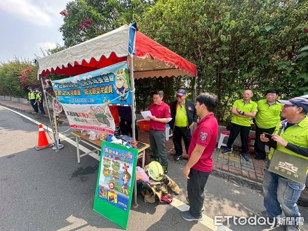 ▲台南市消防局第七大隊於4月4日、5日，分別在轄內南山公墓、喜樹公墓入口進行駐點警戒與防火宣導。（圖／記者林東良翻攝，下同）