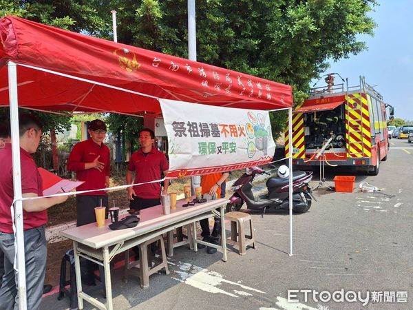 ▲台南市消防局第七大隊於4月4日、5日，分別在轄內南山公墓、喜樹公墓入口進行駐點警戒與防火宣導。（圖／記者林東良翻攝，下同）