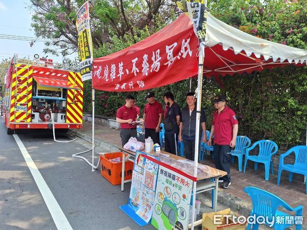 ▲台南市消防局第七大隊於4月4日、5日，分別在轄內南山公墓、喜樹公墓入口進行駐點警戒與防火宣導。（圖／記者林東良翻攝，下同）