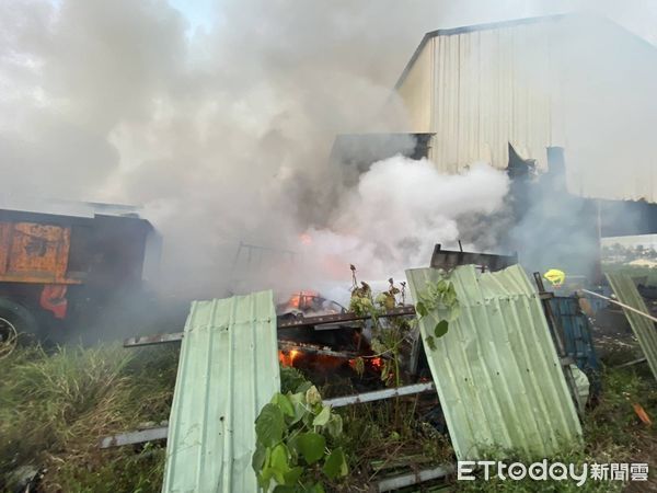 ▲▼      屏東汽修廠火警       。（圖／記者陳崑福翻攝）