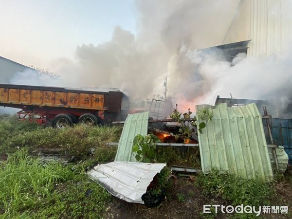 ▲▼      屏東汽修廠火警       。（圖／記者陳崑福翻攝）