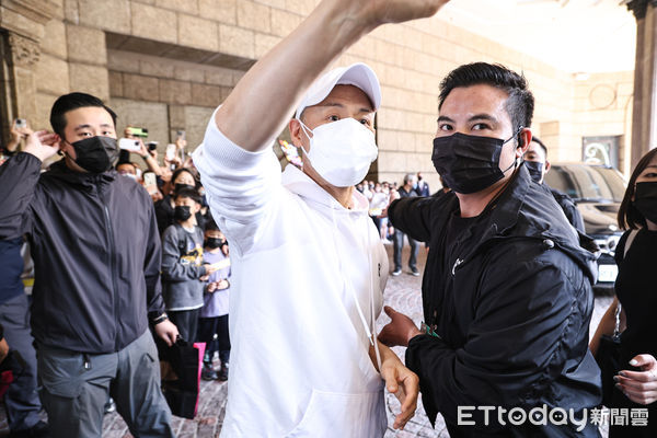 ▲張學友演唱會，離開飯店前親切與粉絲歌迷互動。（圖／記者林敬旻攝）