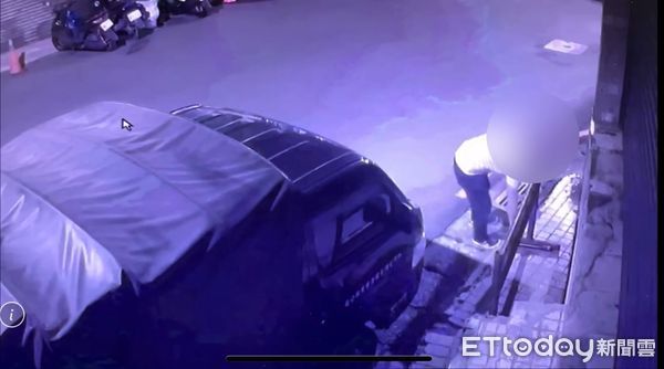 ▲方男與女友吵架，酒後竟持棍棒怒砸路旁小貨車。（圖／記者陸運陞翻攝）