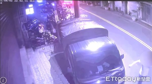 ▲方男與女友吵架，酒後竟持棍棒怒砸路旁小貨車。（圖／記者陸運陞翻攝）