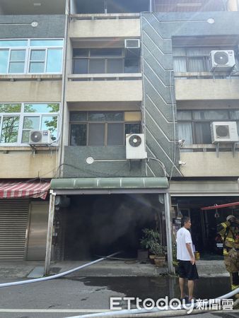 ▲台南市白河區三民路1處民宅，4日下午2時14分許傳出火警，台南市消防局出動白河等消防分隊前往搶救，火勢迅速撲滅，幸無人員傷亡。（圖／記者林東良翻攝，下同）