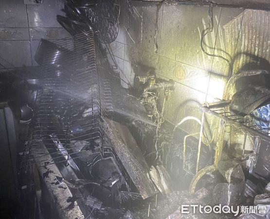 ▲台南市白河區三民路1處民宅，4日下午2時14分許傳出火警，台南市消防局出動白河等消防分隊前往搶救，火勢迅速撲滅，幸無人員傷亡。（圖／記者林東良翻攝，下同）