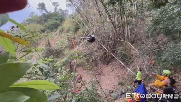 ▲▼屏東縣賽嘉滑翔飛行場，今（４）日一名民眾在下午進行飛行傘項目時，不明原因卡在一棵約10公尺高的竹子上    。（圖／記者陳崑福翻攝）