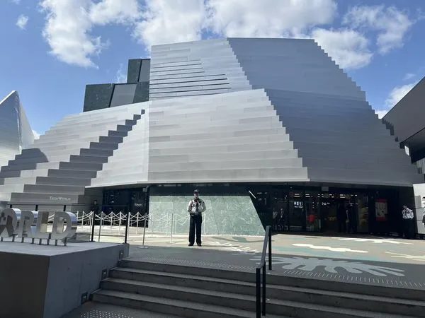 ▲TECH WORLD的建築設計就像一座高聳的群山，又充滿科技感。（圖／讀者提供）