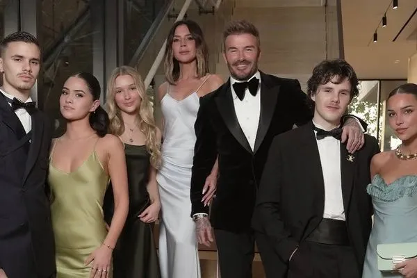 ▲貝克漢長子布魯克林和次子羅密歐爆「愛上同一個女人」鬧不合。（圖／翻攝自貝克漢IG）