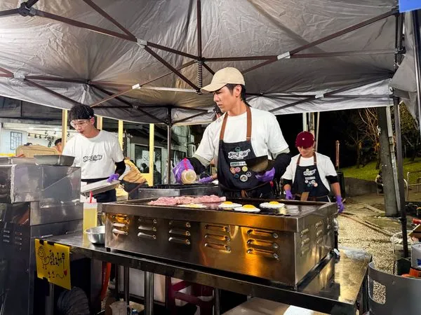 ▲蔡昌憲(右起)蔡凡熙與禾浩辰忙生意。（圖／三立提供）