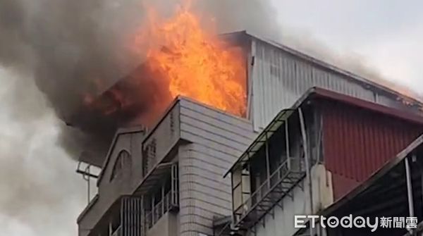 ▲▼ 新北市深坑區文化街一處公寓，今（4日）下午4時許發生火警 。（圖／民眾提供）