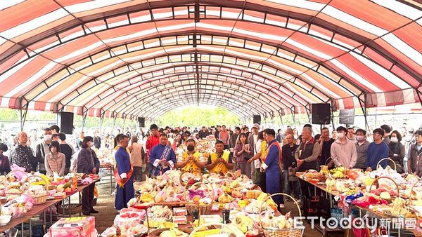 ▲今天清明節，新屋區九斗豫章堂湧入來自全台各地子孫祭拜先祖。（圖／記者沈繼昌翻攝）