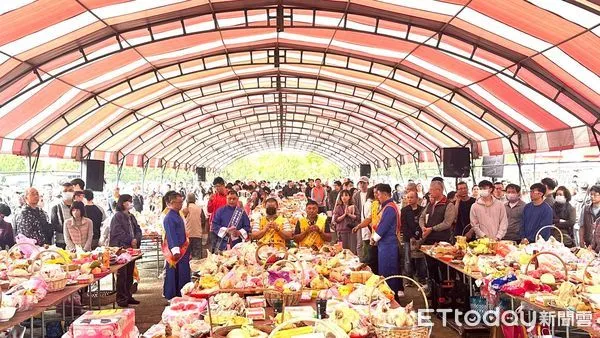 ▲今天清明節，新屋區九斗豫章堂湧入來自全台各地子孫祭拜先祖。（圖／記者沈繼昌翻攝）