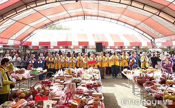 ▲新屋區九斗豫章堂今天湧入來自全台各地子孫祭拜先人。（圖／記者沈繼昌翻攝）