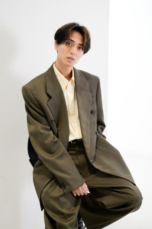 ▲▼ 訪問／永瀨廉謙虛國寶神顏：只有92分！　購物「超俗台灣LV」送高橋海人。（圖／大鴻藝術BIG ART提供）