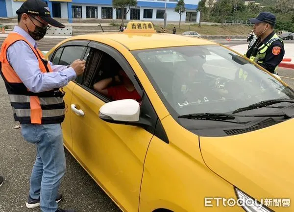 ▲屏東監理站會同警方在恆春地區稽查計程車業者             。（圖／屏東監理站提供）