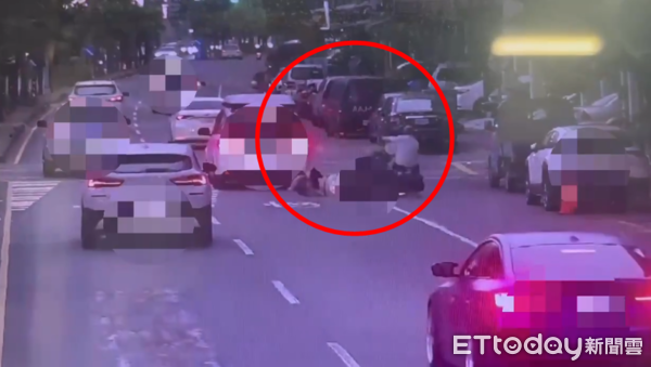 ▲▼快訊／高雄女騎士擦撞轎車倒地　腳踏車騎士路過遭波及也送醫。（圖／記者吳奕靖翻攝）