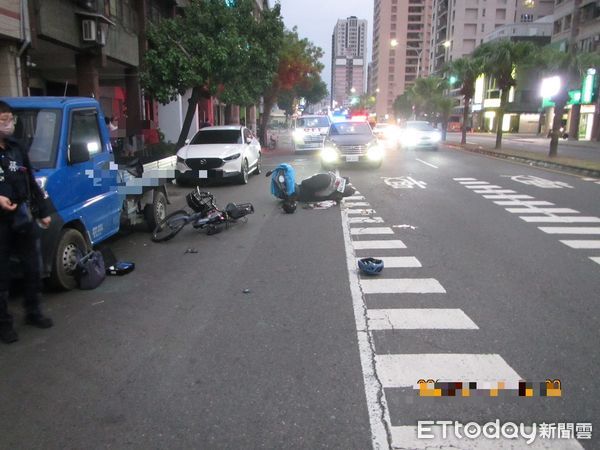 ▲▼快訊／高雄女騎士擦撞轎車倒地　腳踏車騎士路過遭波及也送醫。（圖／記者吳奕靖翻攝）