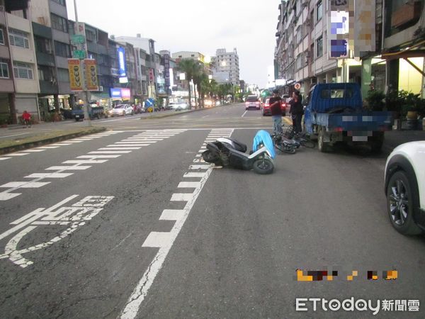 ▲▼快訊／高雄女騎士擦撞轎車倒地　腳踏車騎士路過遭波及也送醫。（圖／記者吳奕靖翻攝）