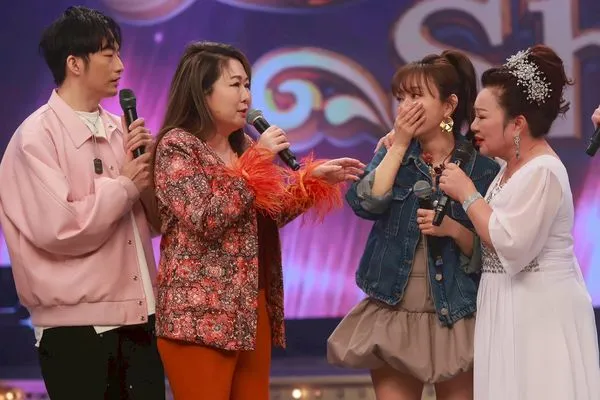 ▲愛紗(右二)忍不住哭了。（圖／民視提供）