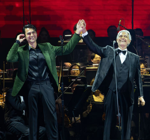 ▲義大利美聲天王安德烈波伽利（Andrea Bocelli），與190公分帥兒馬提歐波伽利（Matteo Bocelli）合唱。（圖／牛耳藝術提供）