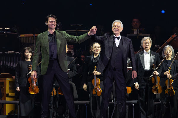 ▲義大利美聲天王安德烈波伽利（Andrea Bocelli），與190公分帥兒馬提歐波伽利（Matteo Bocelli）合唱。（圖／牛耳藝術提供）