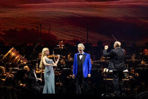 ▲義大利美聲天王安德烈波伽利（Andrea Bocelli），與190公分帥兒馬提歐波伽利（Matteo Bocelli）合唱。（圖／牛耳藝術提供）