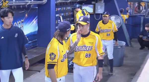 ▲張志豪一動作暖心安慰宋晟睿            。（圖／翻攝自YouTube／CTBC Brothers 中信兄弟官方頻道）