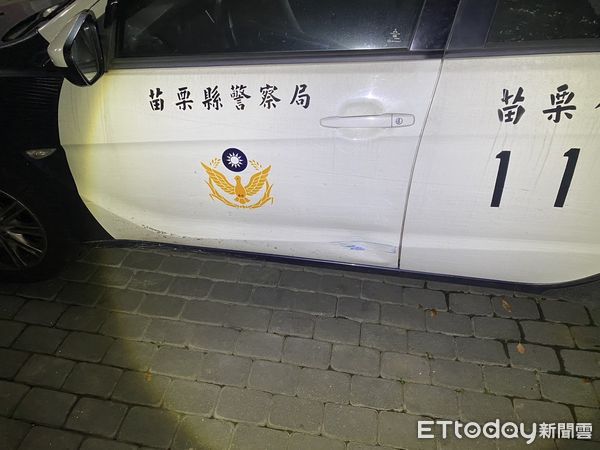 ▲苗栗三義2名毒蟲騎機車闖紅燈被警車追捕，最後撞警車倒地就逮，起獲2包安非他命毒品。（圖／記者楊永盛翻攝）