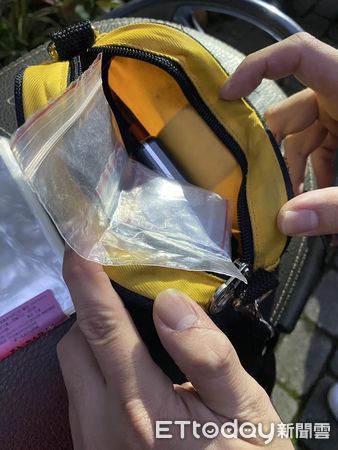 ▲苗栗三義2名毒蟲騎機車闖紅燈被警車追捕，最後撞警車倒地就逮，起獲2包安非他命毒品。（圖／記者楊永盛翻攝）