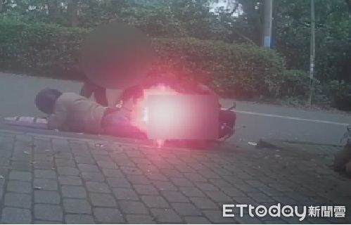 ▲苗栗三義2名毒蟲騎機車闖紅燈被警車追捕，最後撞警車倒地就逮，起獲2包安非他命毒品。（圖／記者楊永盛翻攝）