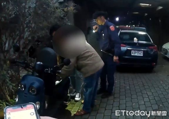 ▲苗栗三義2名毒蟲騎機車闖紅燈被警車追捕，最後撞警車倒地就逮，起獲2包安非他命毒品。（圖／記者楊永盛翻攝）