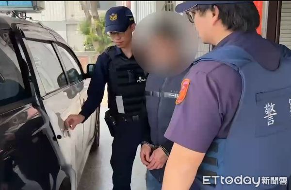 ▲苗栗三義2名毒蟲騎機車闖紅燈被警車追捕，最後撞警車倒地就逮，起獲2包安非他命毒品。（圖／記者楊永盛翻攝）
