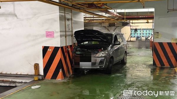 ▲基隆男停車場撞牆「硬催油門」。（圖／記者郭世賢翻攝）