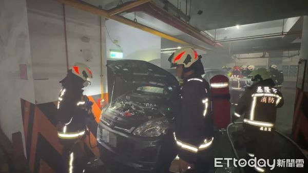 ▲基隆男停車場撞牆「硬催油門」。（圖／記者郭世賢翻攝）