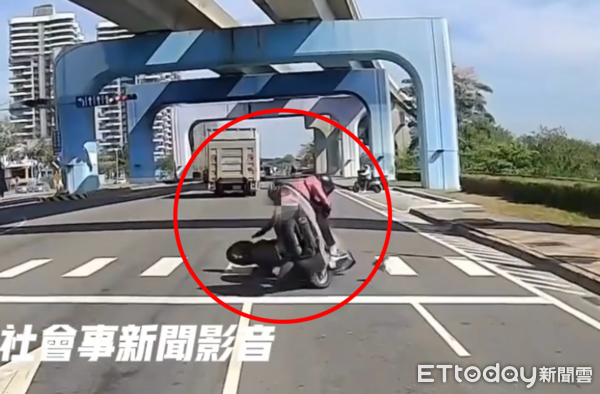 ▲▼三寶嬤騎車沒在看！撞飛等紅燈騎士2人傷　離譜畫面曝光。（圖／翻攝社會事新聞影音）