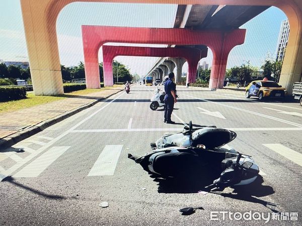 ▲▼三寶嬤騎車沒在看！撞飛等紅燈騎士2人傷　離譜畫面曝光。（圖／翻攝社會事新聞影音）