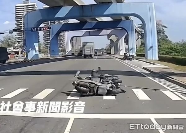 ▲▼三寶嬤騎車沒在看！撞飛等紅燈騎士2人傷　離譜畫面曝光。（圖／翻攝社會事新聞影音）