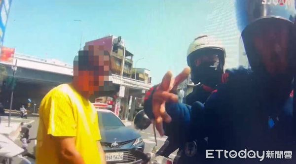 ▲▼ 新竹市埔頂派出所一名黃姓警員上班途中，發現兩名男子行跡詭異上前盤查，意外破獲毒品案          。（圖／記者楊永盛翻攝）