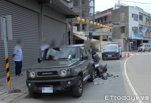 ▲▼高雄市楠梓區德中路昨（4）日下午發生一起機車撞擊路邊停放自小客車的交通事故，造成18歲的蔡姓騎士多處擦挫傷送醫。（圖／記者吳世龍翻攝）